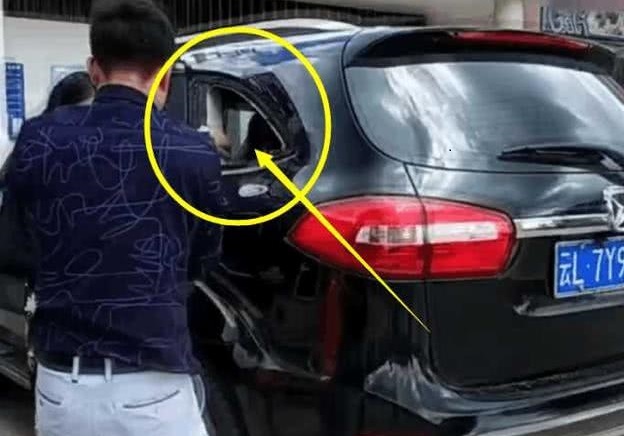 汽车钥匙锁车里别着急砸玻璃,车钥匙忘记车里了怎么把窗户打开