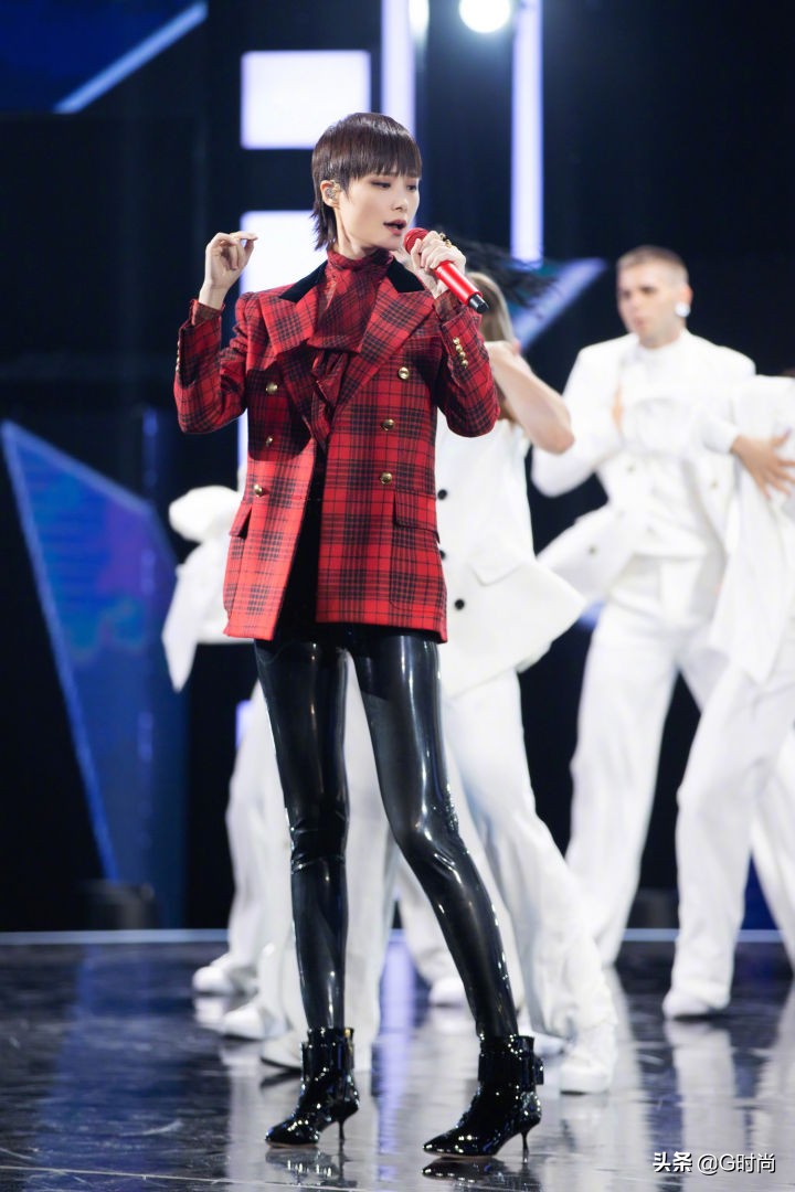 闪亮的漆皮元素又流行回来了，一穿就酷帅时髦到不行