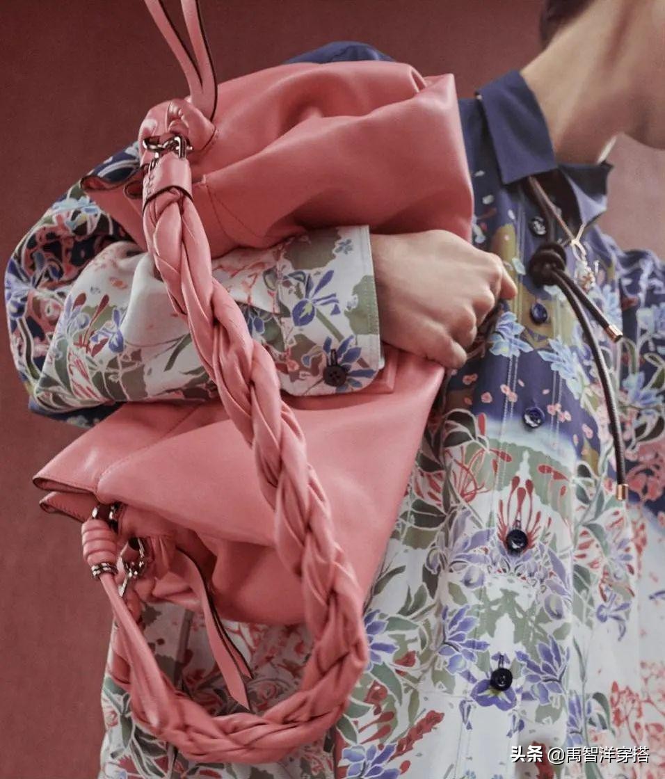 刘雯带货当下最流行包包，买它！