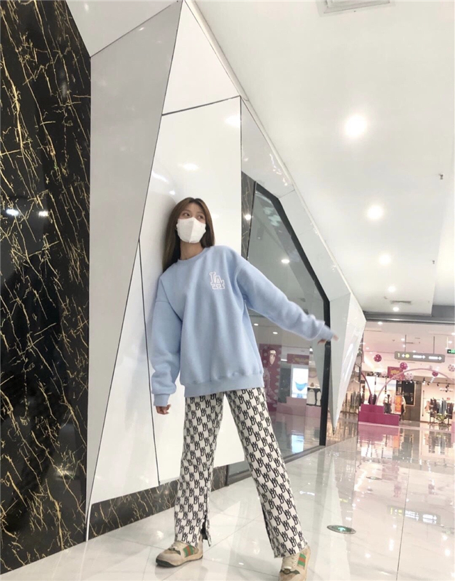 过了40岁的女人多穿些休闲装舒适,40岁适合穿哪种衣服时尚减龄大气