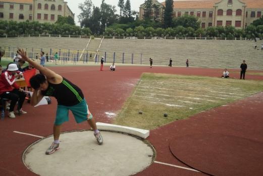 铅球想推满分要有什么样的力量,推铅球主要是靠哪里的力量
