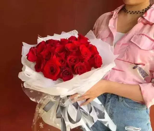 情人节送粉色玫瑰还是红色玫瑰,情人节送白玫瑰的花语和寓意