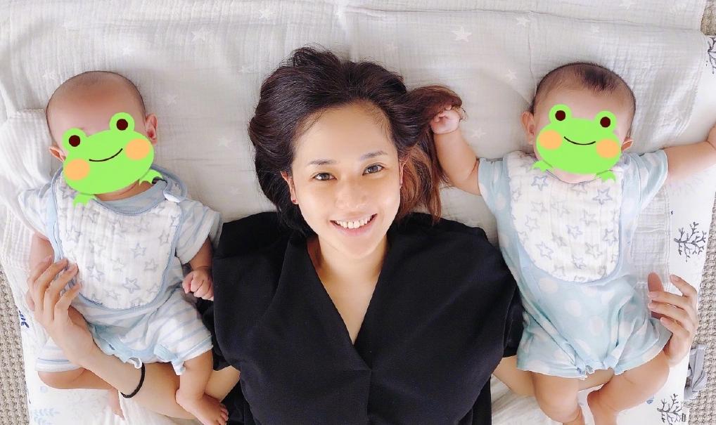 苍井空晒与双胞胎儿子合照,脸圆嘟嘟很可爱,母乳问题已经解决了