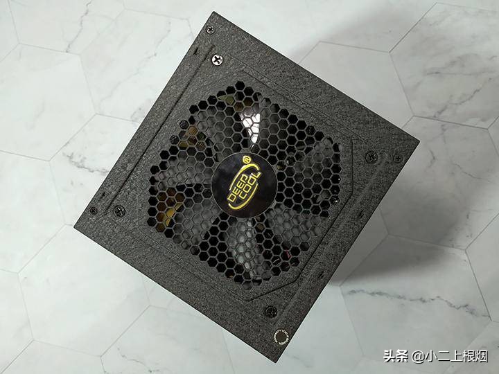 搞机日记:全模组全日系电容,用它作电脑的心脏,妥