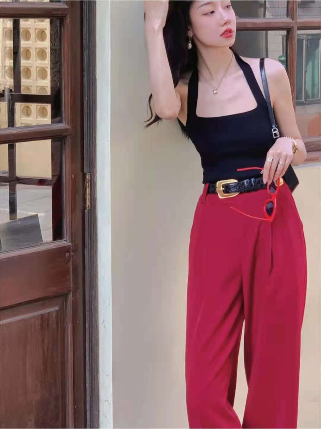 红色连体裤阔腿裤怎么搭配上衣,红色阔腿裤配什么颜色上衣好看