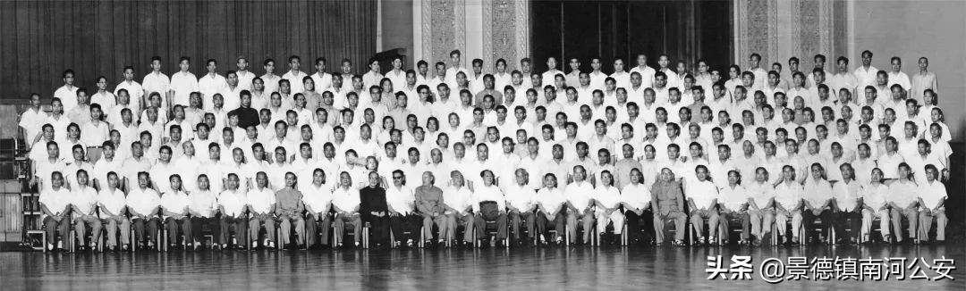 珍贵实拍70年代,一张图看警服的变迁