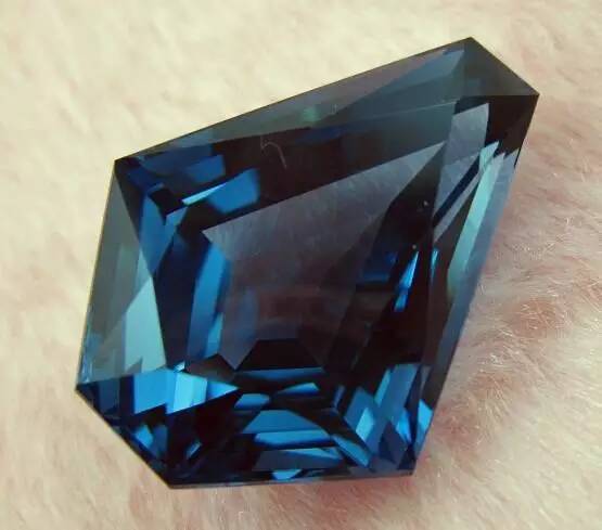 河边能捡到什么值钱的石头,在哪儿能捡到值钱的石头