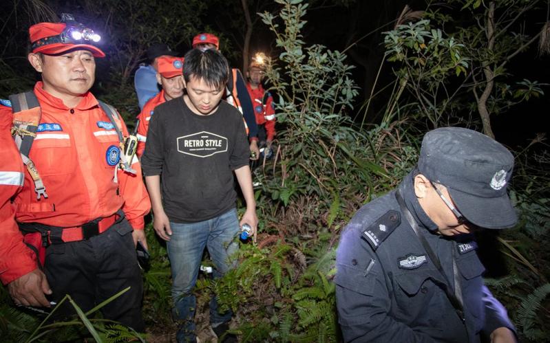 驴友被困凤凰山20余人,一驴友独自爬野山被困