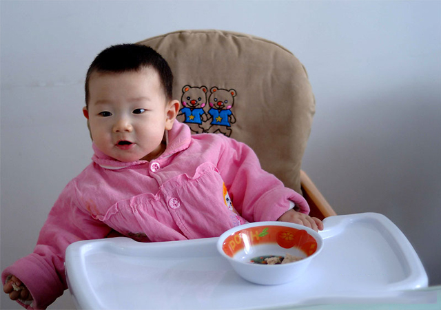 宝宝走亲戚回来拉肚子发烧,走亲戚家吃饭后上吐下泻