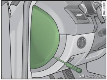 奥迪a4大灯保险丝在哪个位置,奥迪a6远光灯保险丝位置示意图