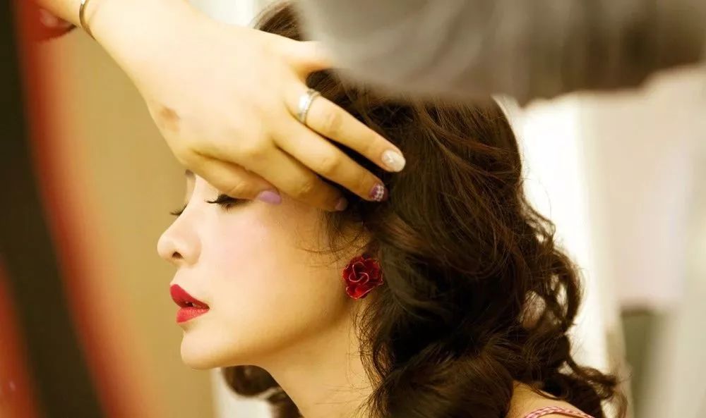 “借胸上位”的柳岩，还要被误会多久？