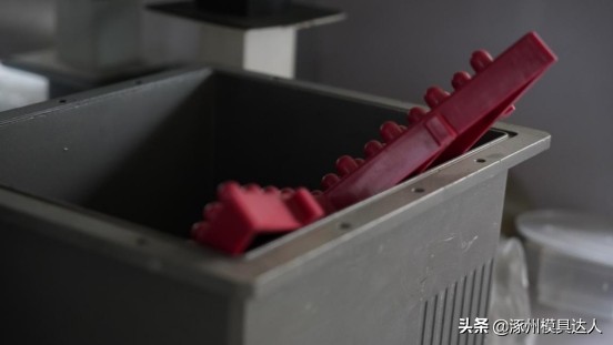 注塑模具生锈怎么快速去锈,注塑模具生锈怎么打开