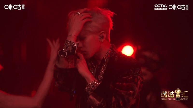 衣品超级好的男明星,王嘉尔穿的蔡徐坤同款衣服