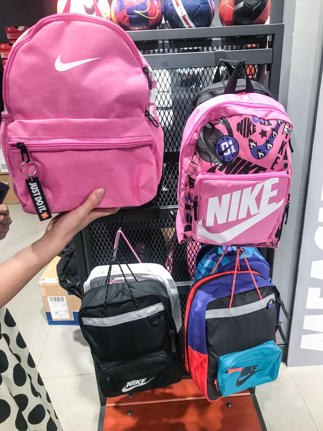 200-500儿童书包,儿童书包买轻便的还是减压的好