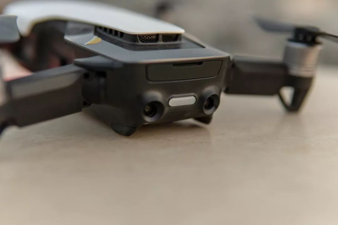大疆“御”MavicAir，你见过可以塞进口袋的随行无人机吗？