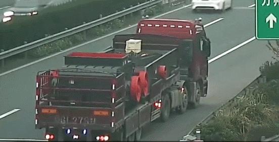 高速公路上的标志和标线如何识别,高速公路上的各种标志标线标牌