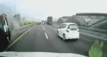 开车路上爆胎了应该找谁,开车遇上汽车爆胎