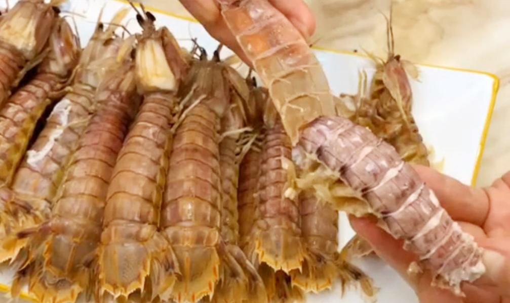 原来皮皮虾剥皮这么简单，一根筷子一撕就行？再也不怕扎手指了