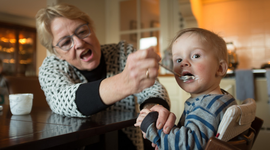 孩子误吞异物的急救法,小儿误吞异物怎样急救