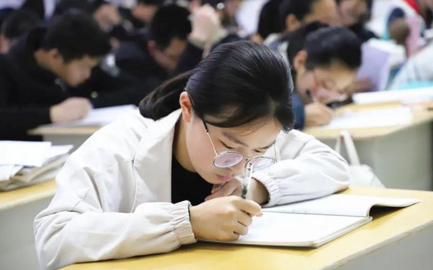 语数外三科成绩谁更重要？差生靠语文，学霸都靠数学“撑腰”