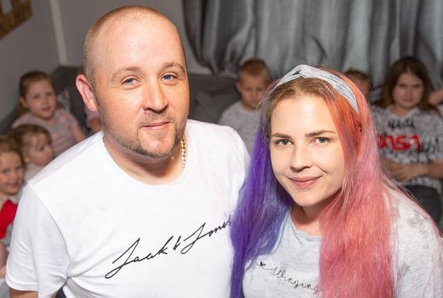 夫妻生了15个孩子完整版,小两口生10个孩子的家庭