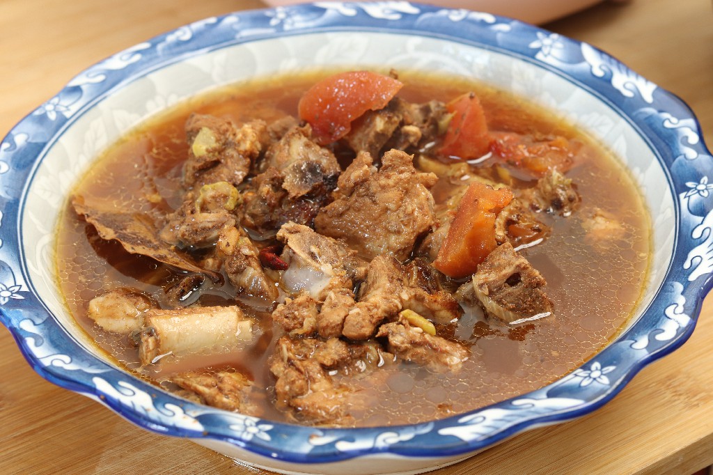 炖排骨切记不要先焯水,炖排骨时有人先焯水有人直接炖