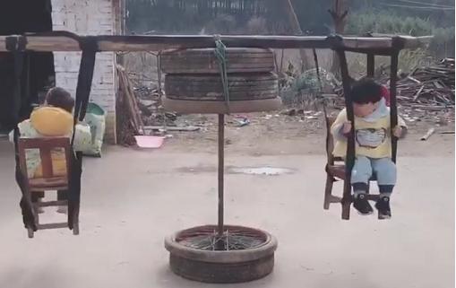 爷爷陪着孙子坐旋转木马,爸爸用铁锨做旋转木马哄孩子
