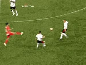 搞笑GJ动态囧图：足球场上的“少林”功夫