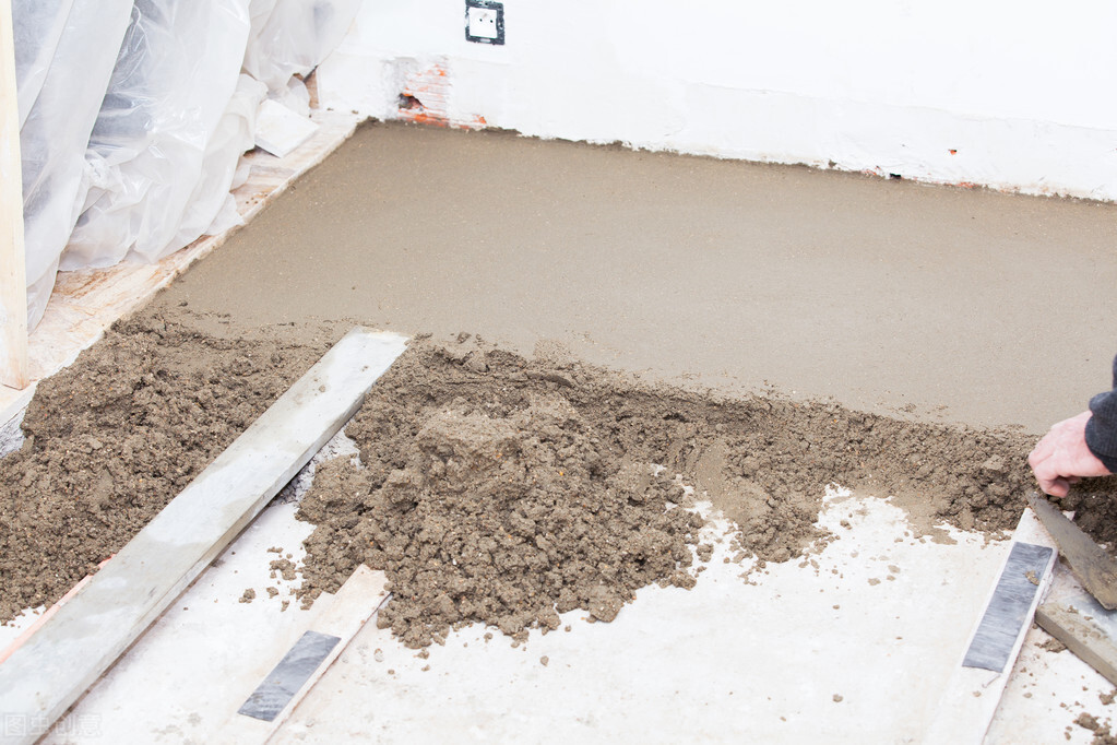 水泥地面返碱是怎么回事,水泥地面返砂怎么处理