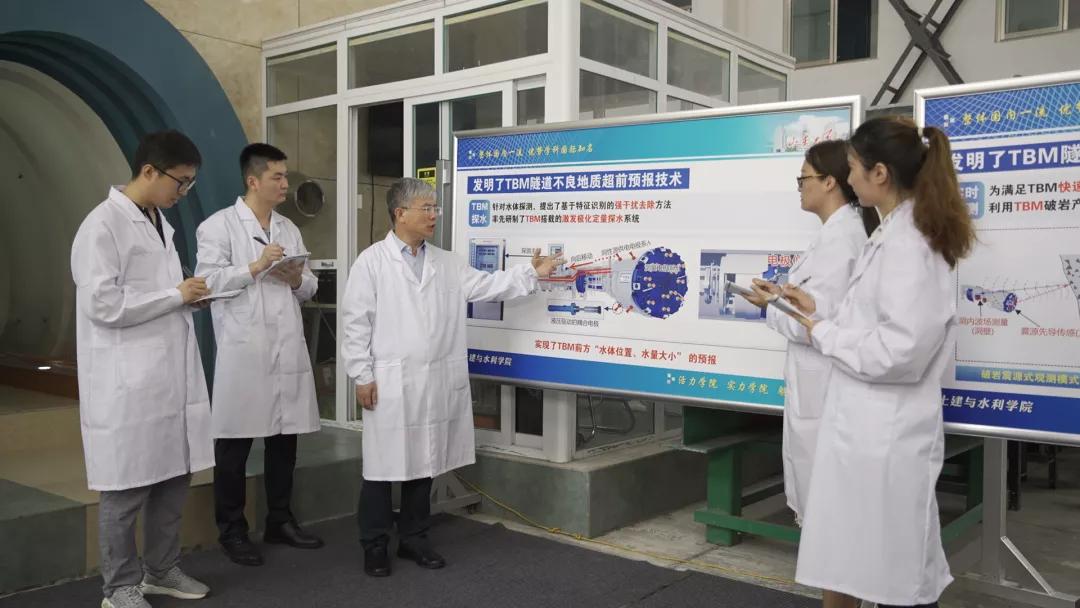 鐧惧勾灞卞ぇ寮烘牎鍏村浗,鐧惧勾瀛﹀簻寮烘牎鍏村浗