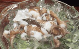 女主播表演吃活章鱼反被咬完整版,生吃章鱼被章鱼反杀的女主播