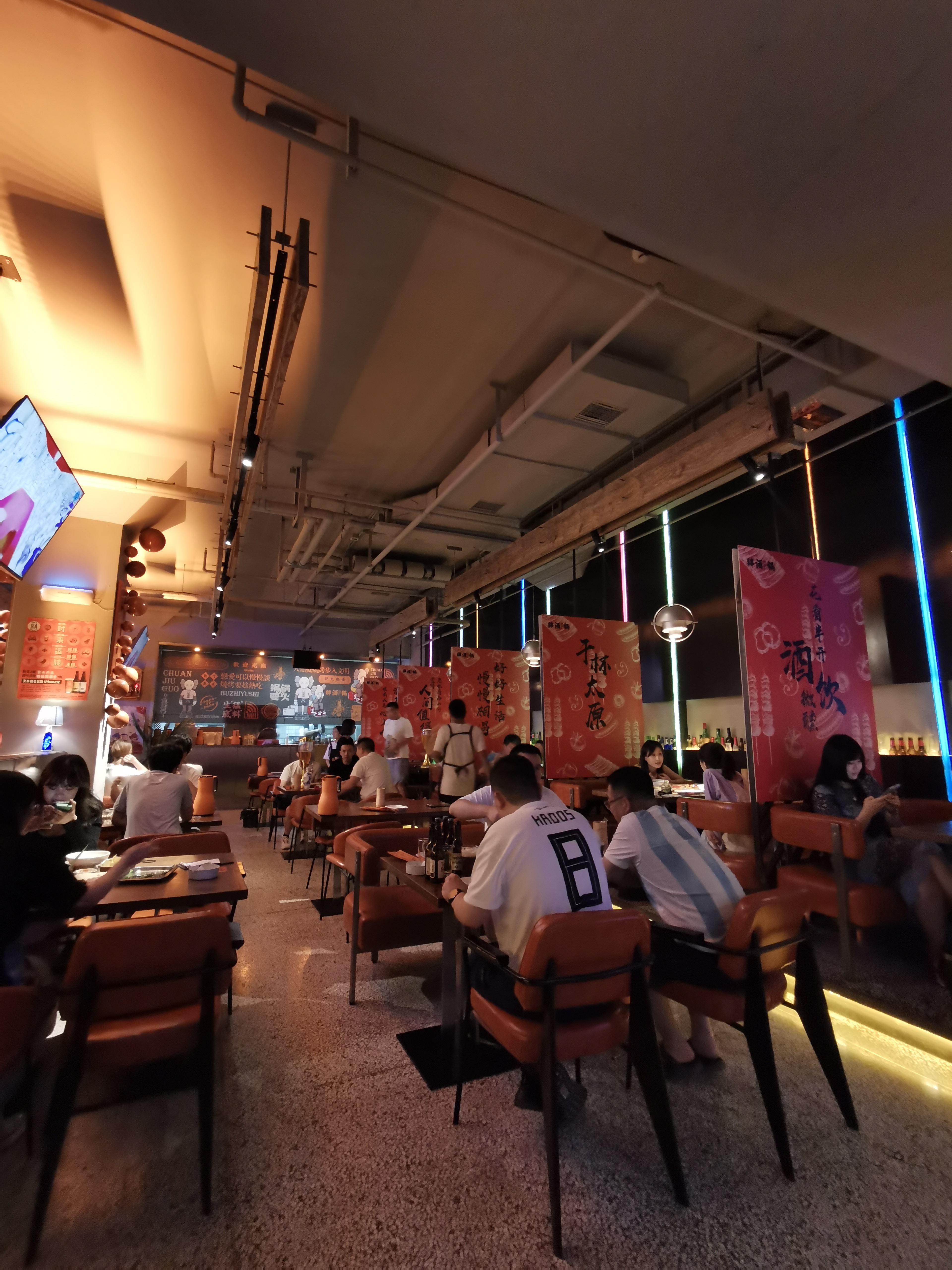 长治路这家店，足球宝贝跟你看球赛氛围棒，西昌小烧烤只有这里有