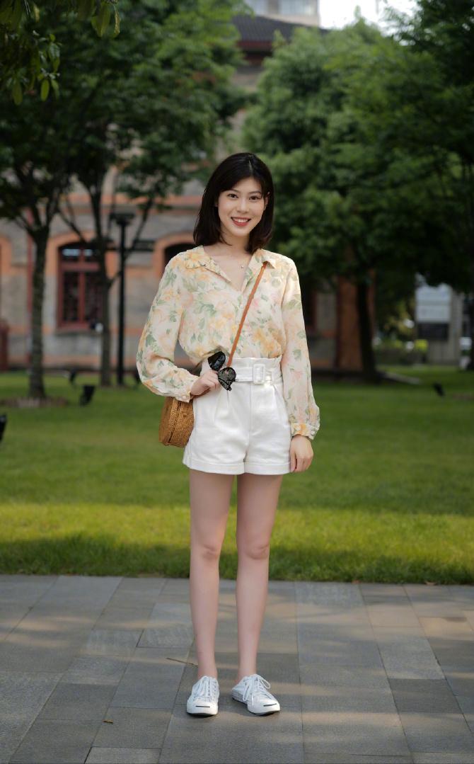 衣服在精不在多,这3件“短上衣”百搭时髦,穿个两三年也不过时