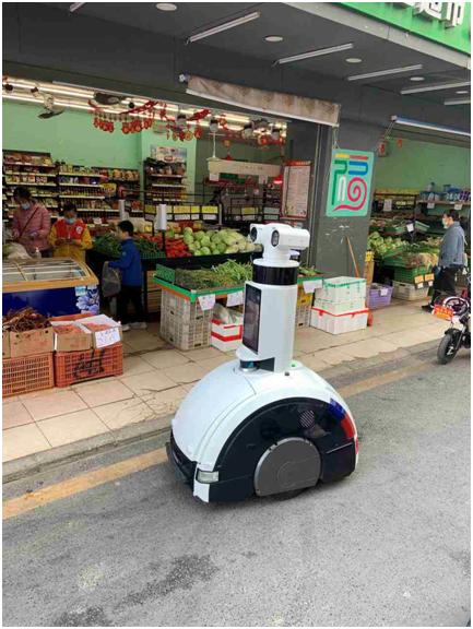深圳龙岗5G智能机器人变身“社区管家”,违停占道她来劝