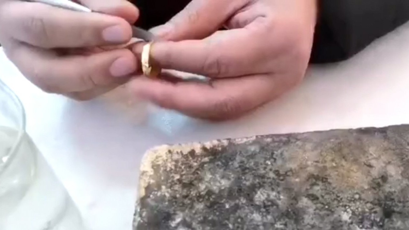 金戒指刚买就断了,千足金戒指缠红线的原因