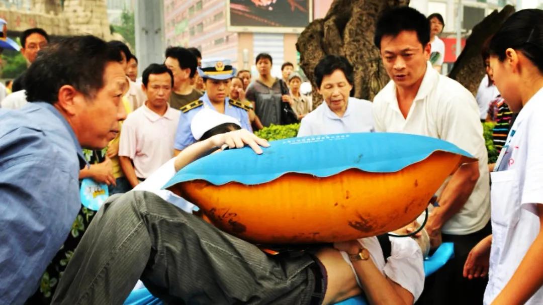 腹痛患者，肌注布桂嗪后发生呼吸心跳骤停，徒手复苏20分钟成功