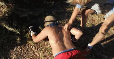 看着都痛的搞笑片段,各种看着都疼的作死瞬间