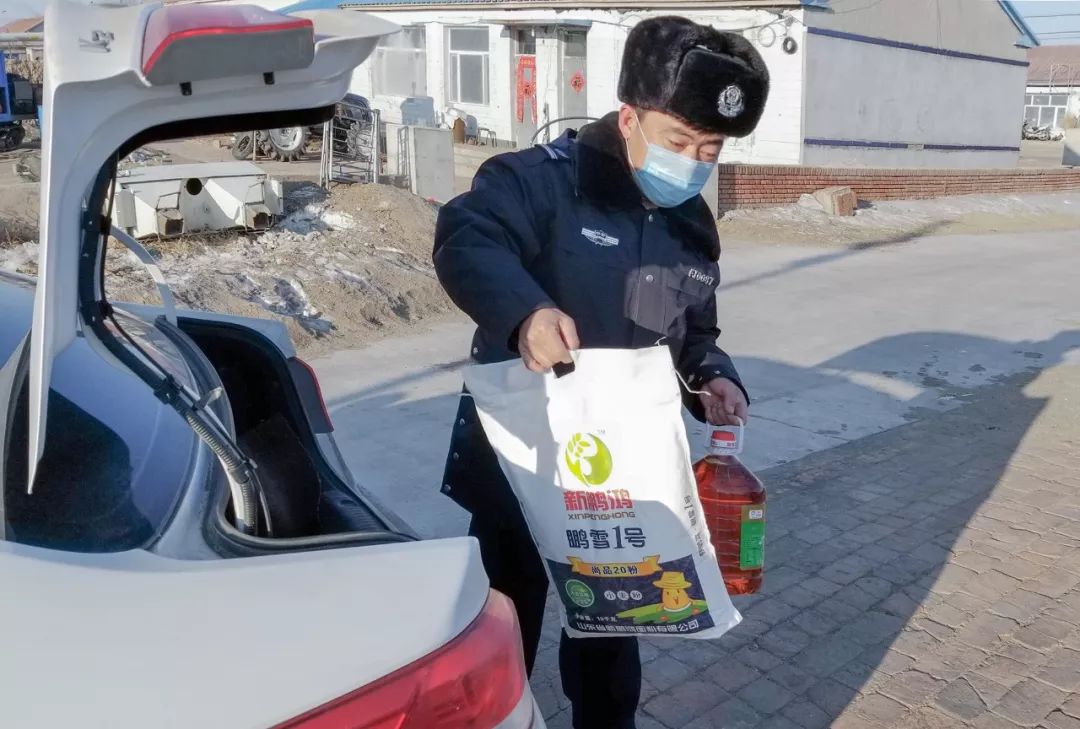 辅警变身外卖小哥接单救人,辅警变身外卖员接单救人