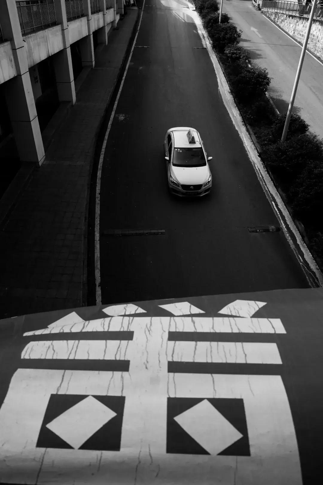 纸上的光影和字：6月30日，来看中国20位诗人的街拍摄影展