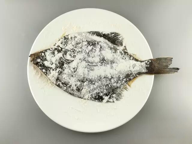 煎鱼怎么不破皮又香酥,煎鱼不粘锅教你正确煎鱼方法