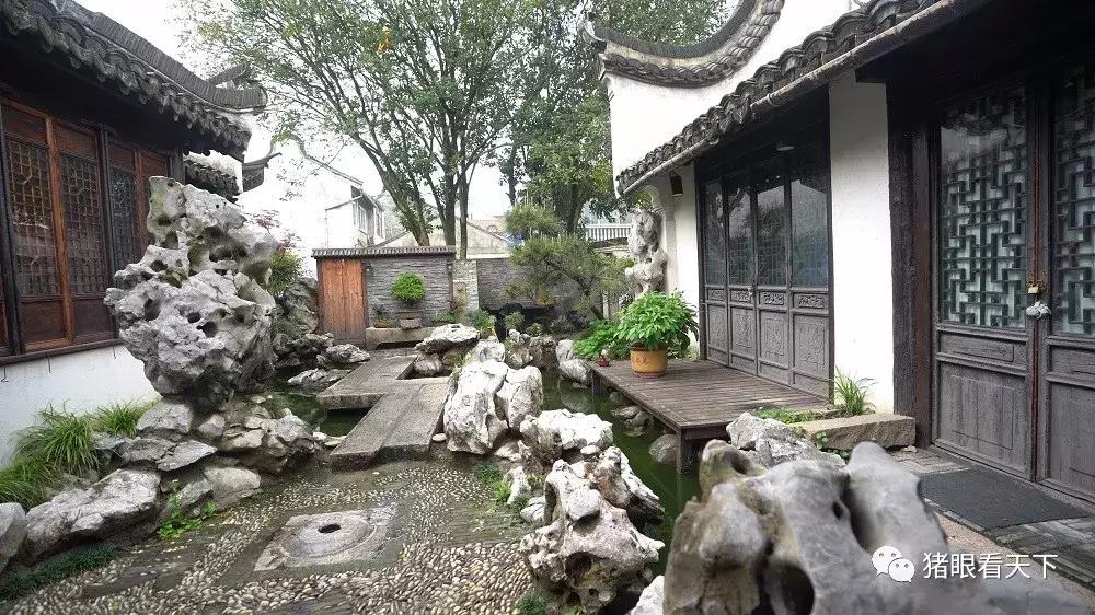 上海人叫菜饭，浦东人叫咸酸饭，其实是寒酸饭，穷人吃的