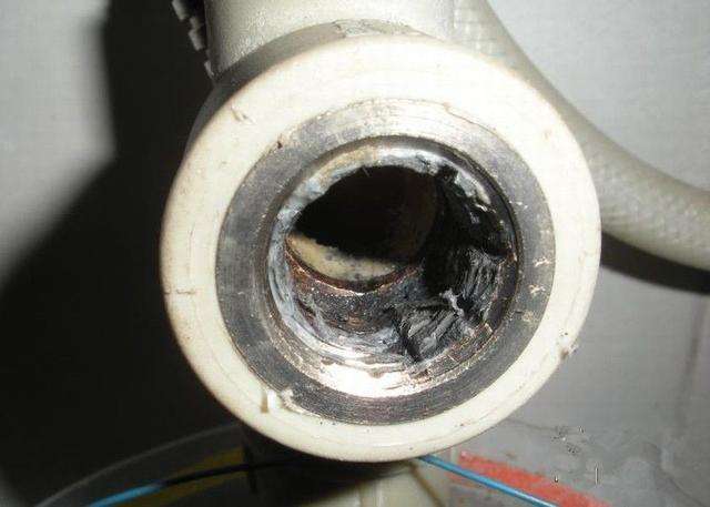 拆卸水龙头卡在墙里面，怎么拿出了？真有好方法