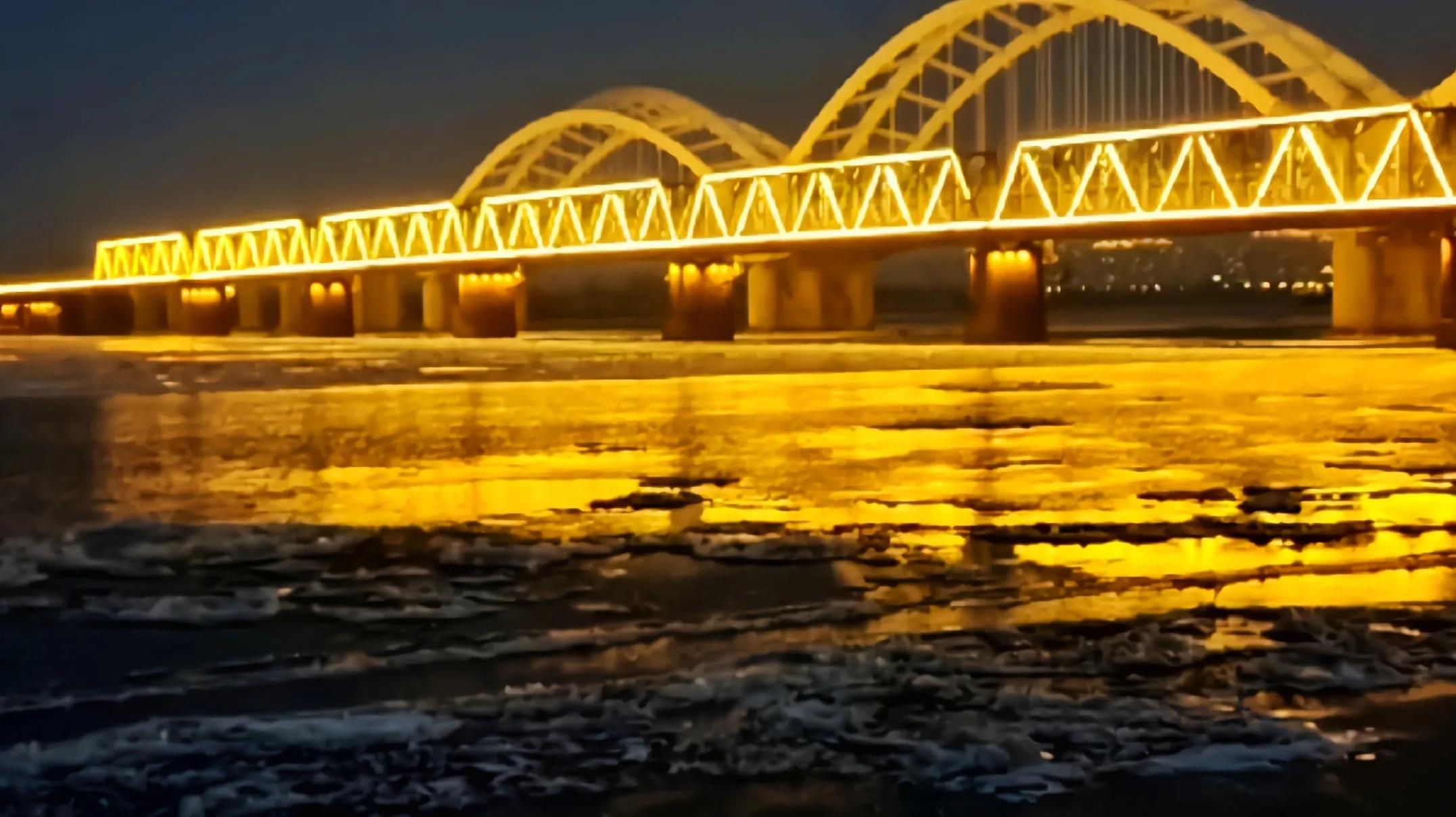 佳木斯松花江跑冰排视频,看哈尔滨松花江冰排最佳位置