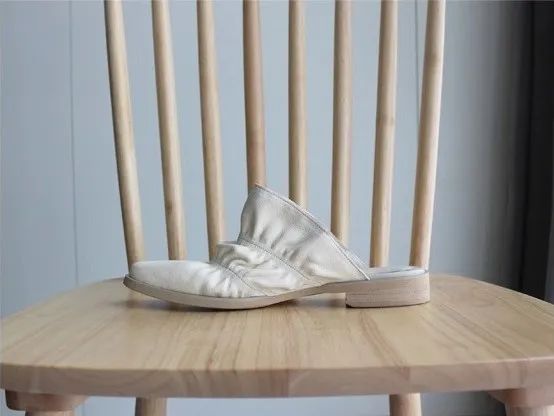 鞋柜怎么放春夏秋冬的鞋 (鞋柜必备的小白鞋)