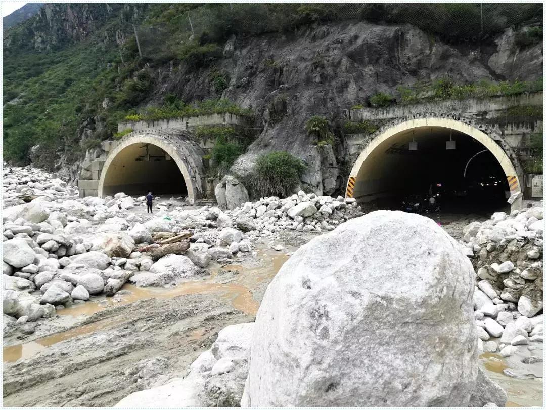 暴雨吊桥救人,暴雨救援桥