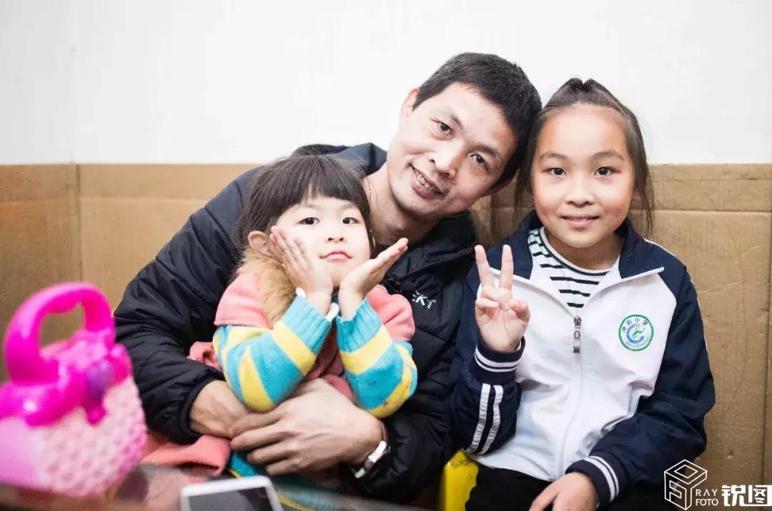 暖心代驾爸爸：白天收废品晚上开滴滴捡玩具给女儿建成童话世界