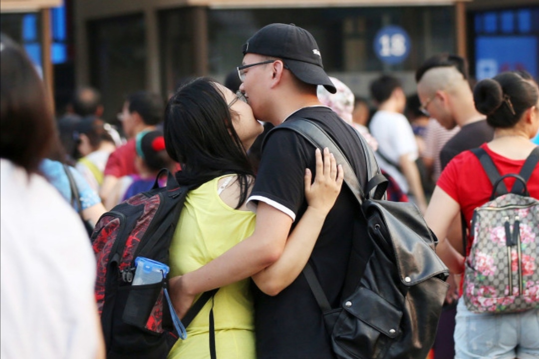 长期异地分居的女人到底该怎么办,夫妻两地分居妻子想老公了怎么办