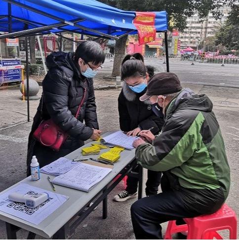 黄石：在职*党**员进社区“双报到”服务群众践行初心誓言