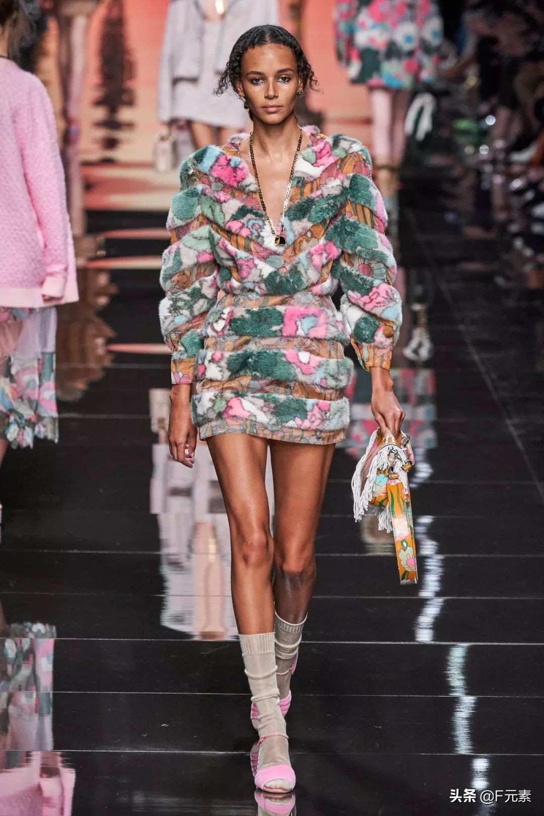 芬迪皮草中古,芬迪皮草经典款式是什么颜色的呢