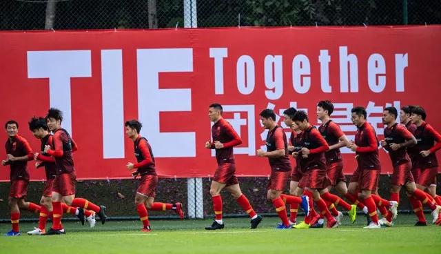 国足正式开练，李铁一举动超级圈粉，里皮永远都不可能做到